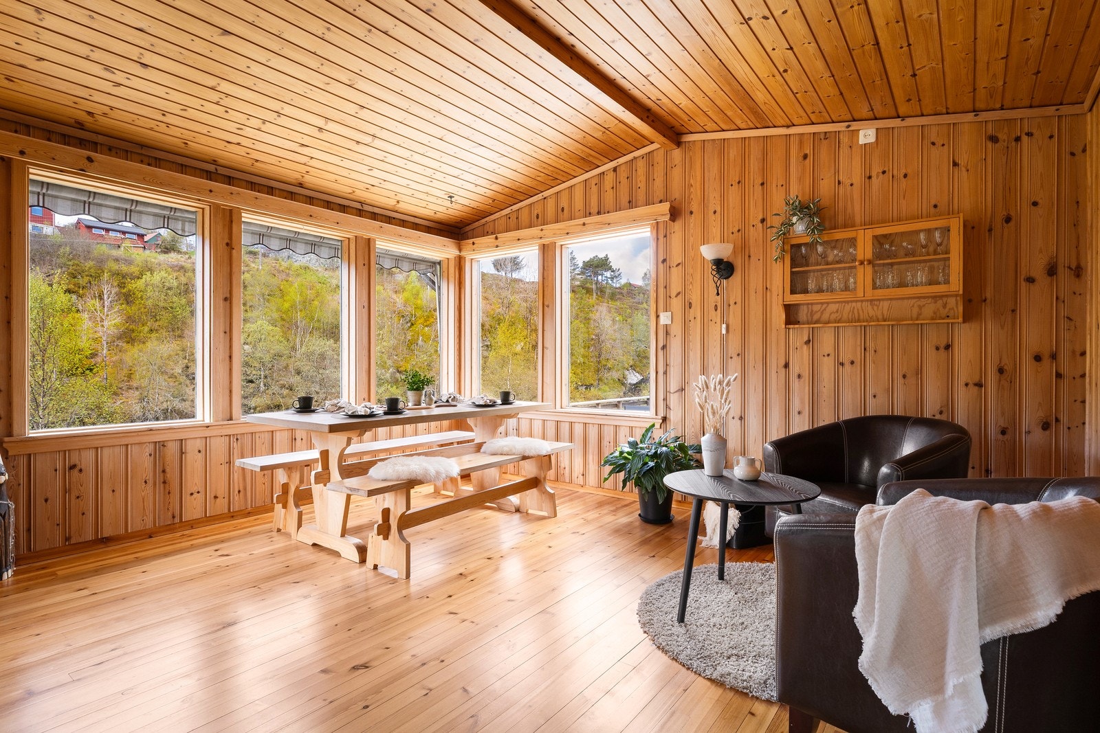 Stuen har store vindusflater som slipper inn rikelig med dagslys og rammer inn utsikten. Galleribilde