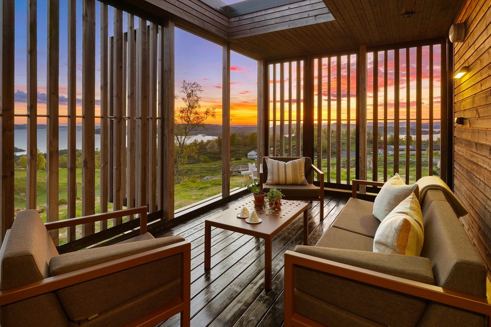 Vestvendt, dels overbygd terrasse med adkomst fra stue/kjøkken. Terrassen er på ca. 14 kvm, og har god plass til utemøblement. Galleribilde