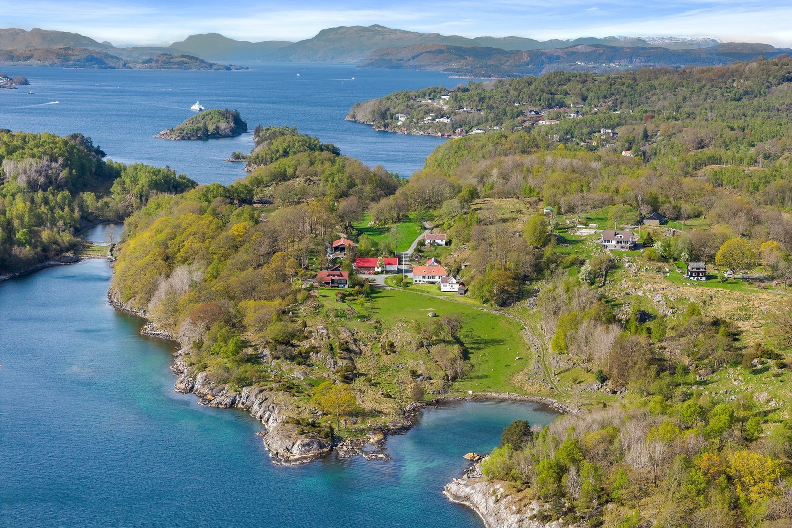 Du ankommer Fogn med bil via bilferge, her er det hyppige avganger fra Judaberg. Hurtigbåten går til Stavanger, men det er flere hyppige avganger fra Judaberg Galleribilde
