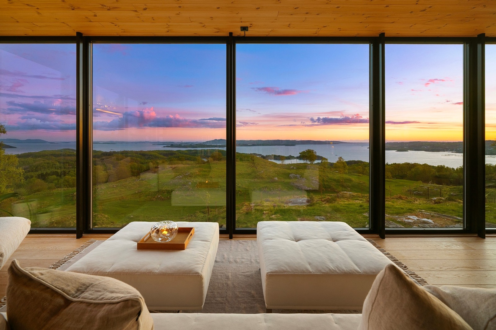 Den naturlige lyssettingen er helt unik, og utsynet over fjord og natur kan gi enhver fullstendig ro i sjelen. Galleribilde