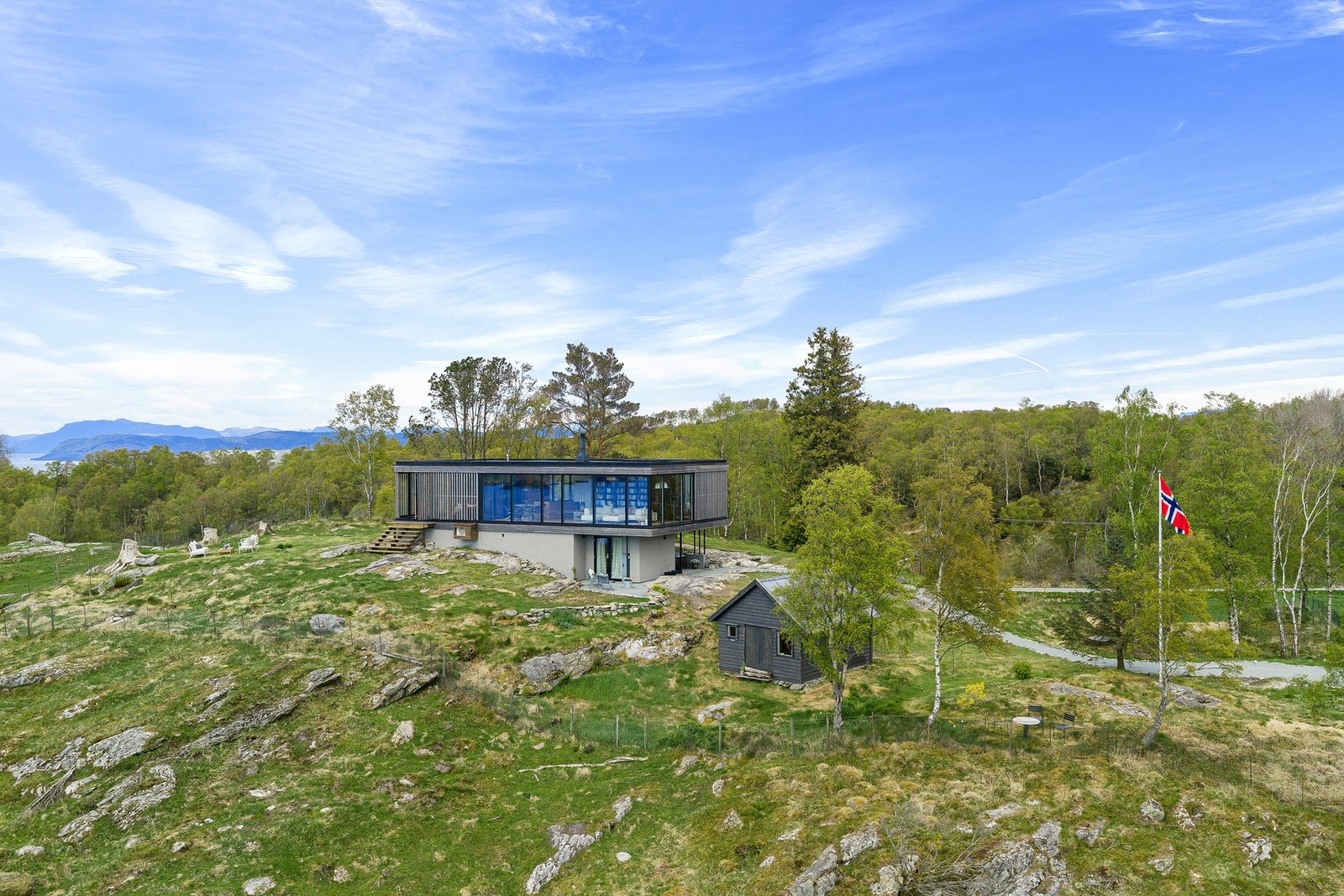 Fogn er et svært populært sted om sommeren, og det er gode muligheter for fiske, båtliv og flotte turer i turområdene rundt øya. Galleribilde