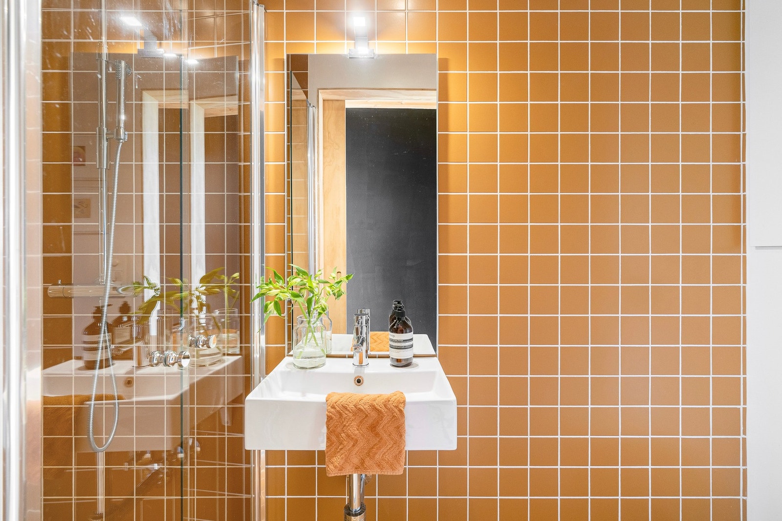 Hytta inneholder to bad/wc og en skjult, liten bod med opplegg for vaskemaskin. Galleribilde