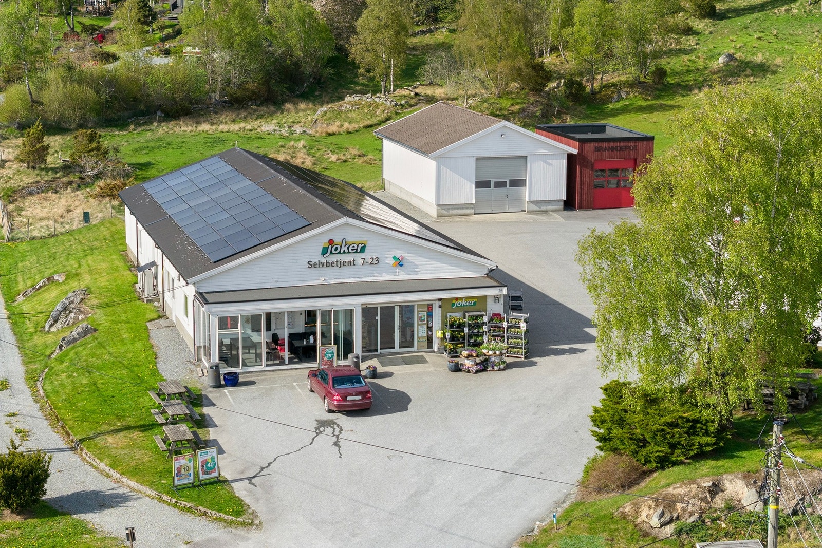 Dagligvarehandelen kan gjøres på Joker Fogn som også er søndagsåpen, ligger ca. 10 minutters gange fra hytta. Galleribilde
