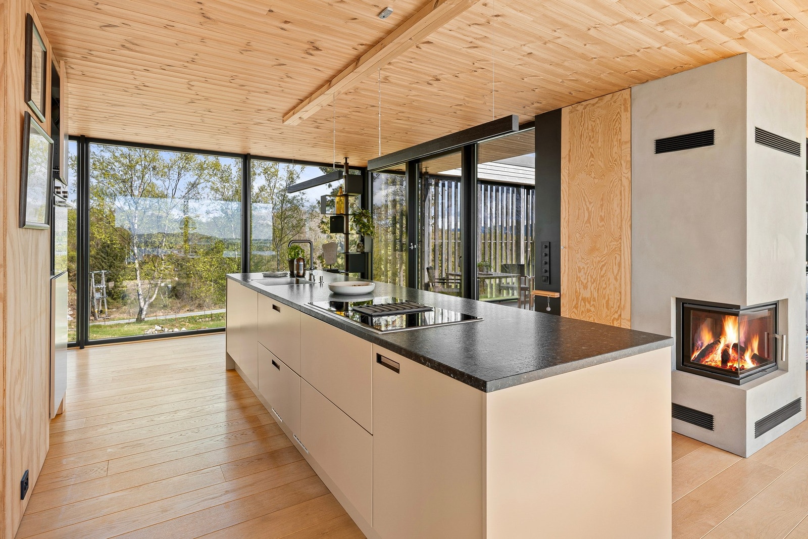I overgangen til kjøkkenet er det en oppmurt peis med innsats. Galleribilde