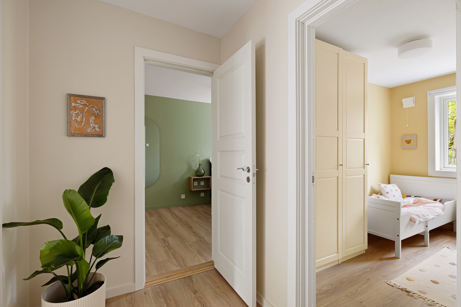Velkommen inn! Entrén gir er godt førsteinntrykk til boligen. Galleribilde
