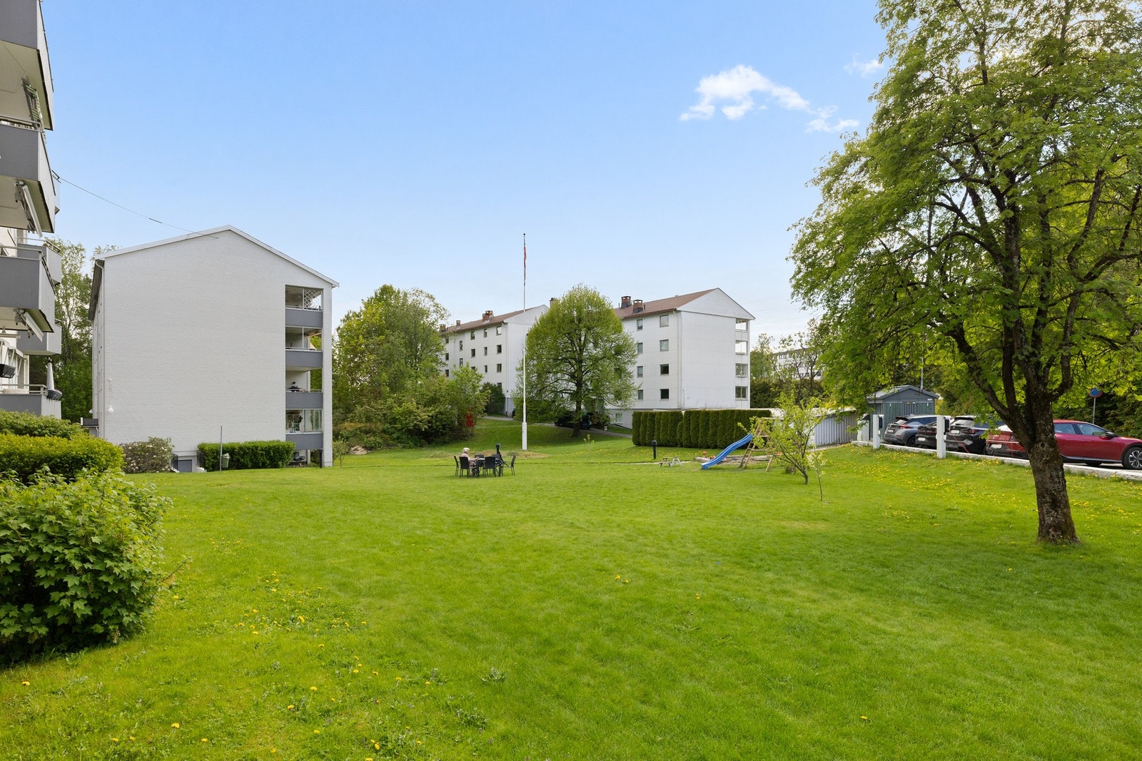 Leiligheten har en tilbaketrukket beliggenhet i grønne omgivelser på attraktive Østerås/ Eiksmarka. Galleribilde