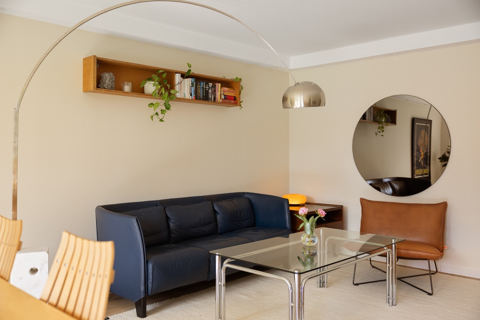 Stuen er av god størrelse og byr på rike møbleringsmuligheter. Her er det god plass til sofa, stuebord, tv og tilhørende mømblement samt spisestue. Galleribilde