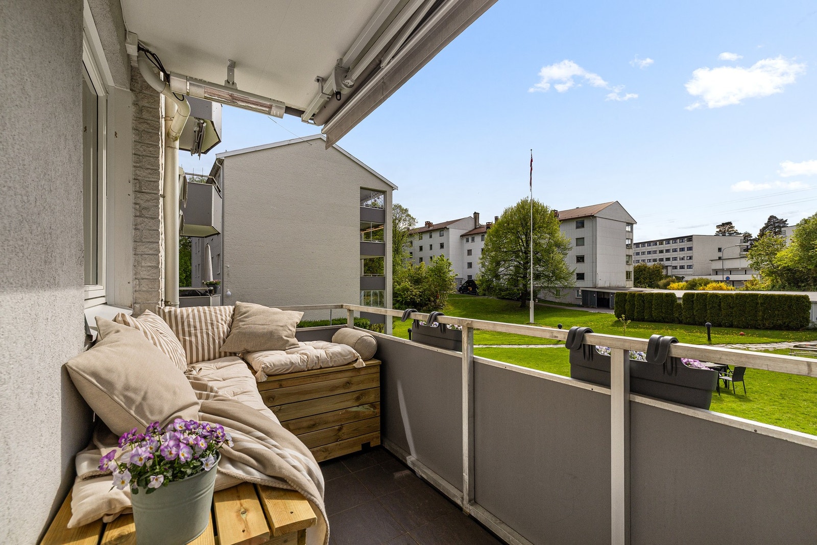 På balkongen kan du nyte gode solforhold med sol fra 12-20 på sommertid. Galleribilde