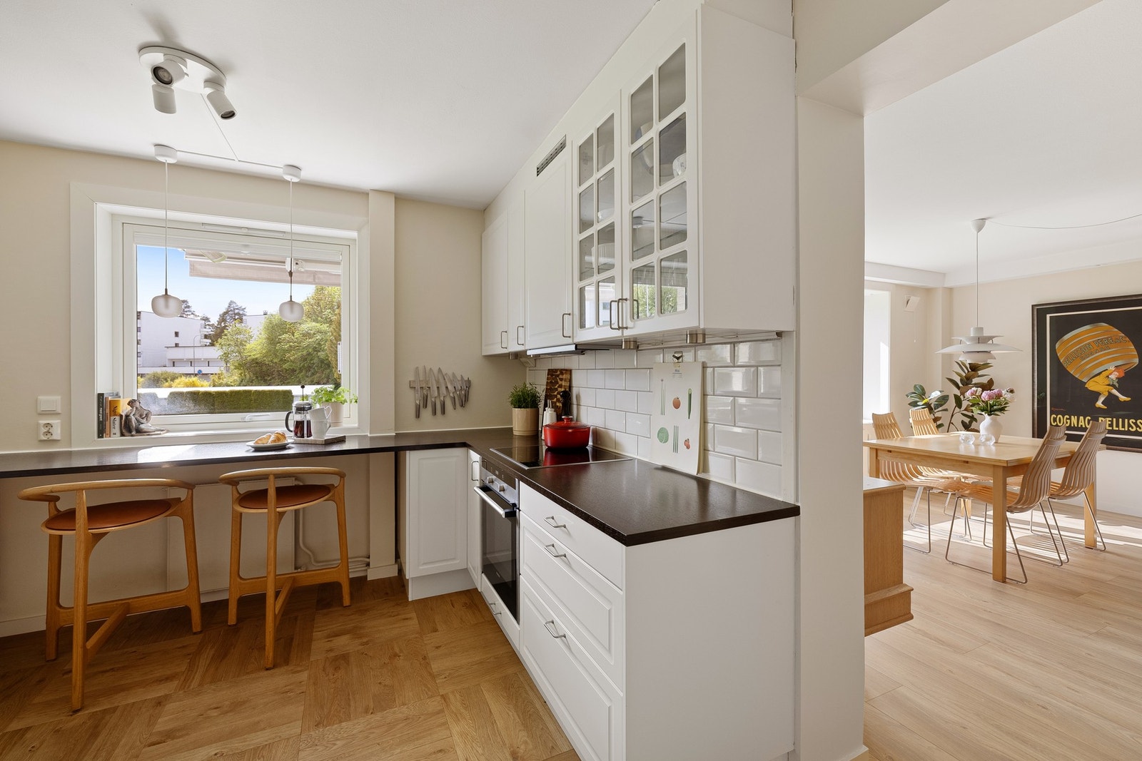 Hyggelig, separat kjøkken med innredning fra 2011 med profilerte fronter og benkeplater av laminat. Galleribilde