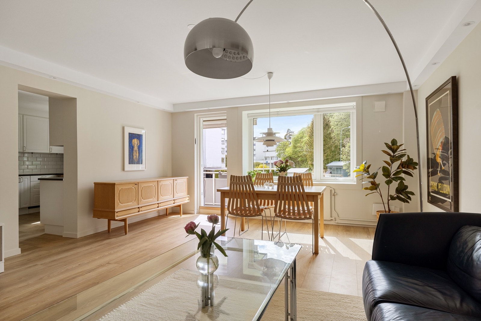 Lys og romslig stue med moderne overflater. Galleribilde