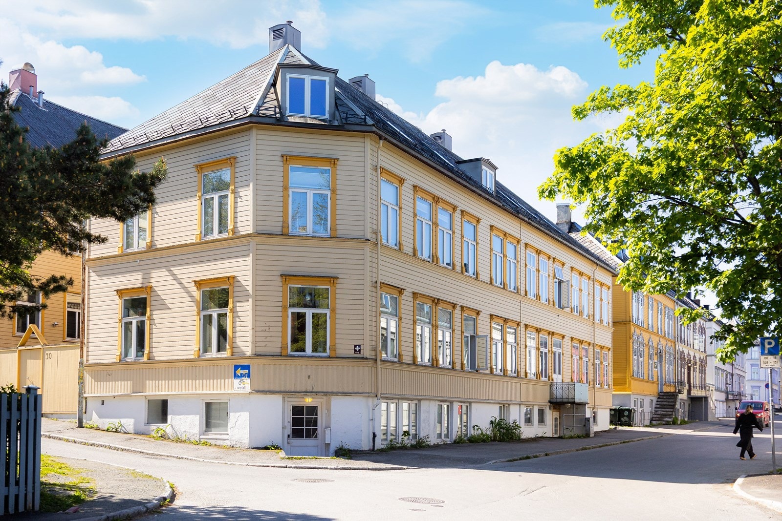 Leiligheten strekker seg over to etasjer i en klassisk Møllenbergbygård fra 1899. Galleribilde