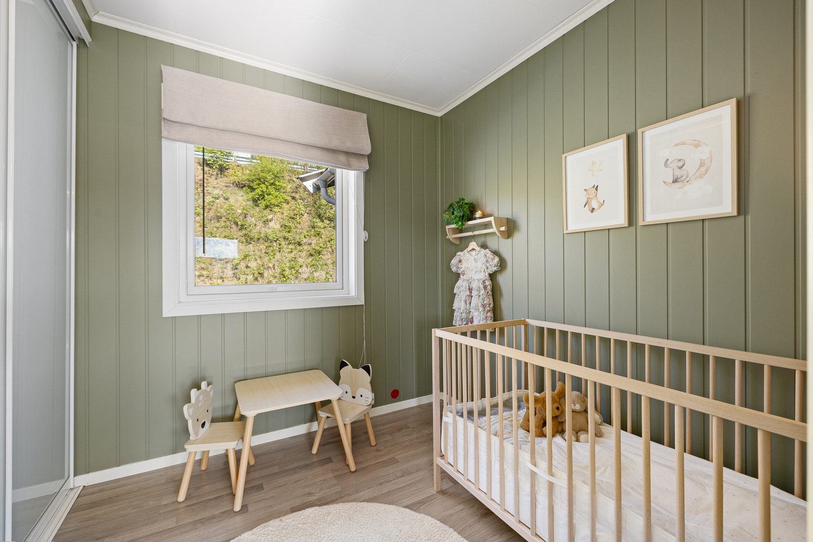 Soverom på 6 kvm med skyvedørsgarderobe. Galleribilde