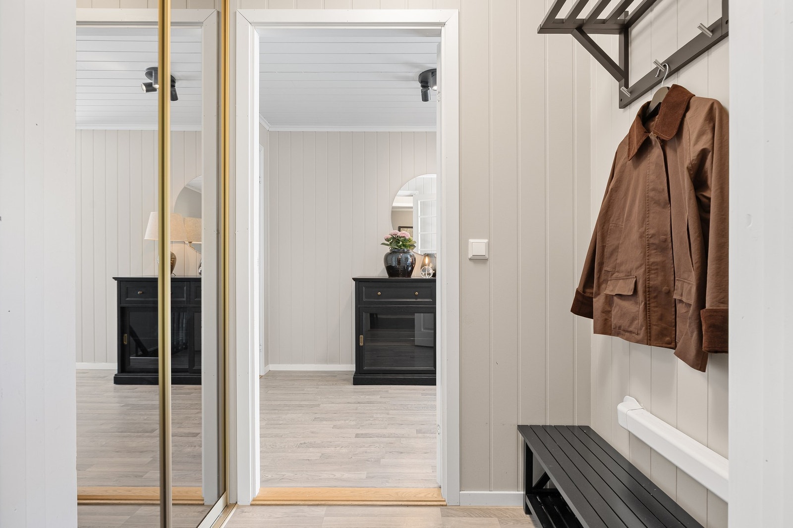 Skyvedørsgarderobe i entre. Galleribilde