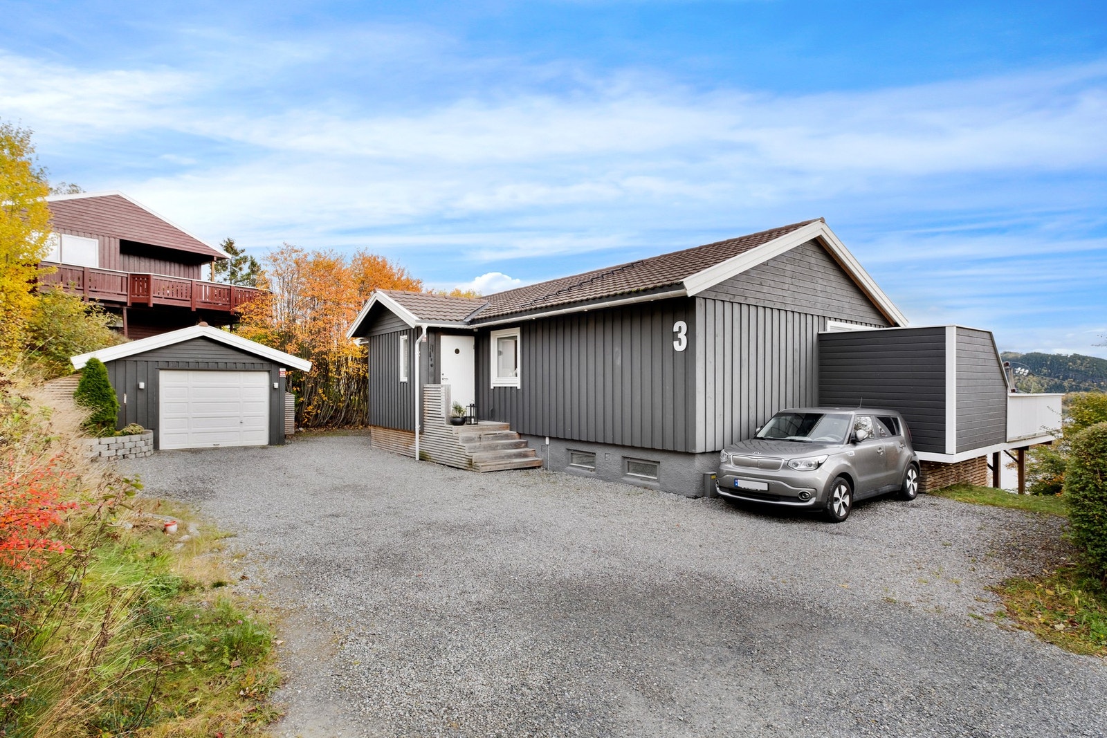 Romslig gårdplass med garasje. Galleribilde