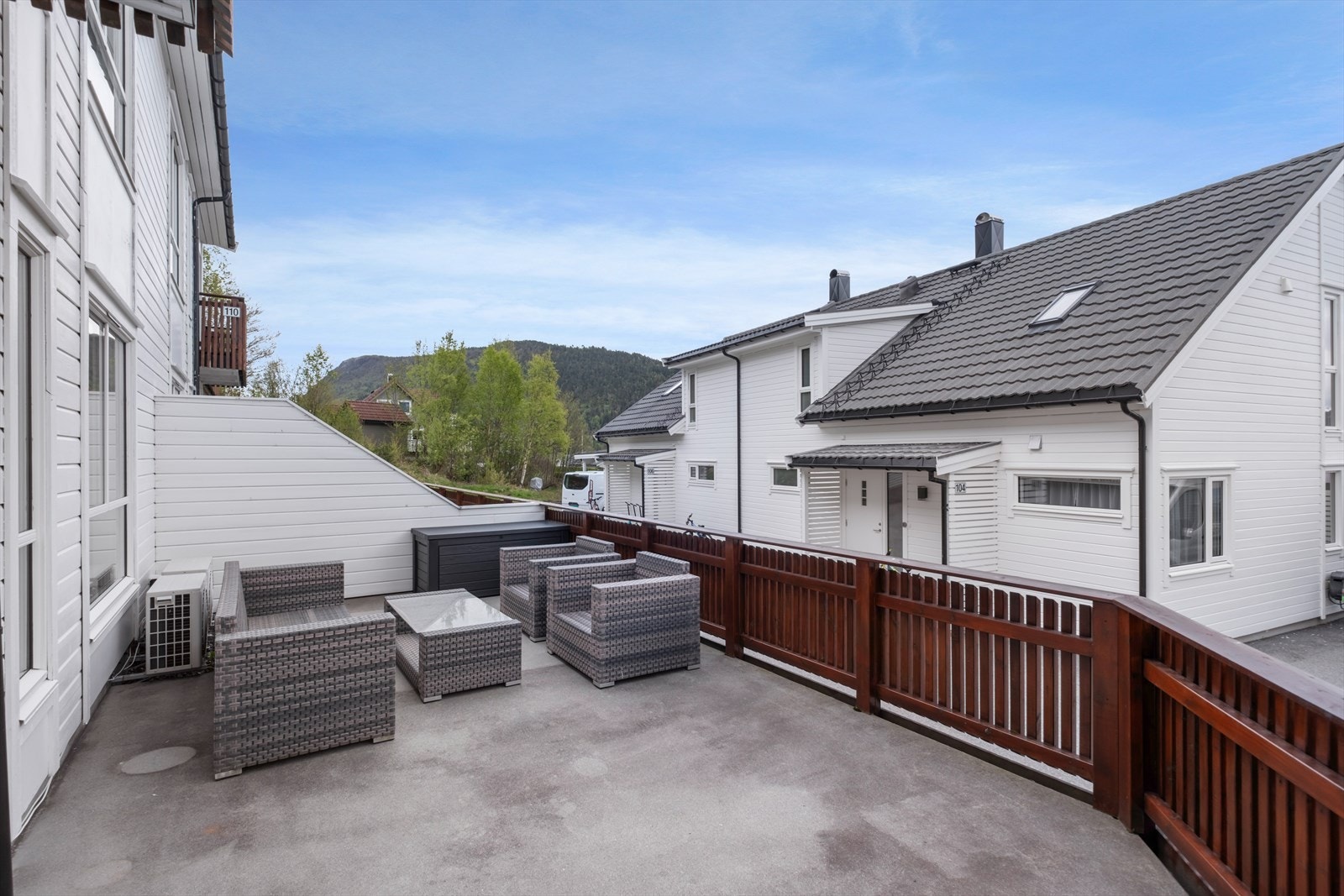 Stor sørvendt terrasse med gode solforhold. Galleribilde