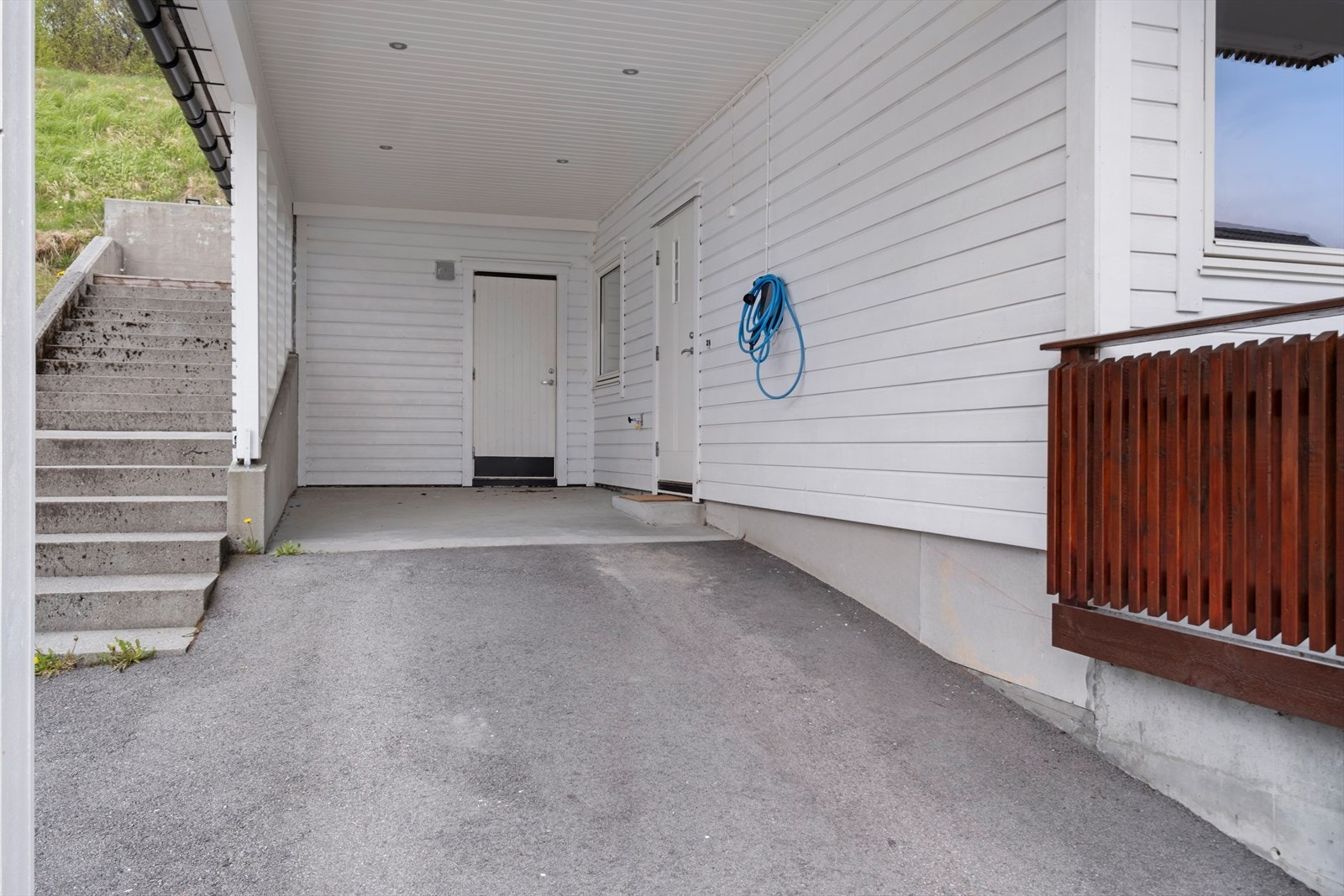 Det er utvendig bod på ca. 5 m², med gode oppbevaringsmuligheter. Galleribilde