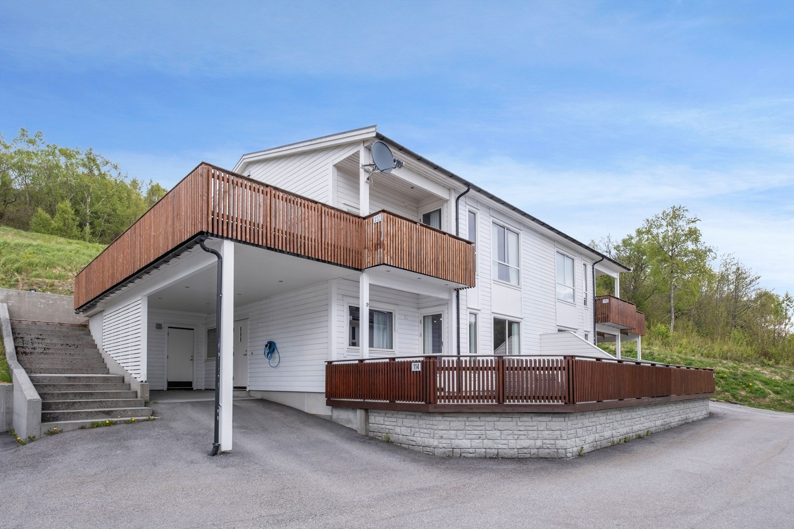 Parkering i carport. Det er lagt opp til el-billader i carporten. Galleribilde