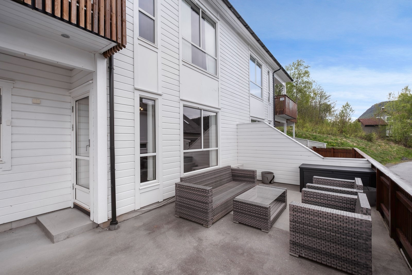 Terrassen er på ca. 29 m² med betongdekke. Galleribilde