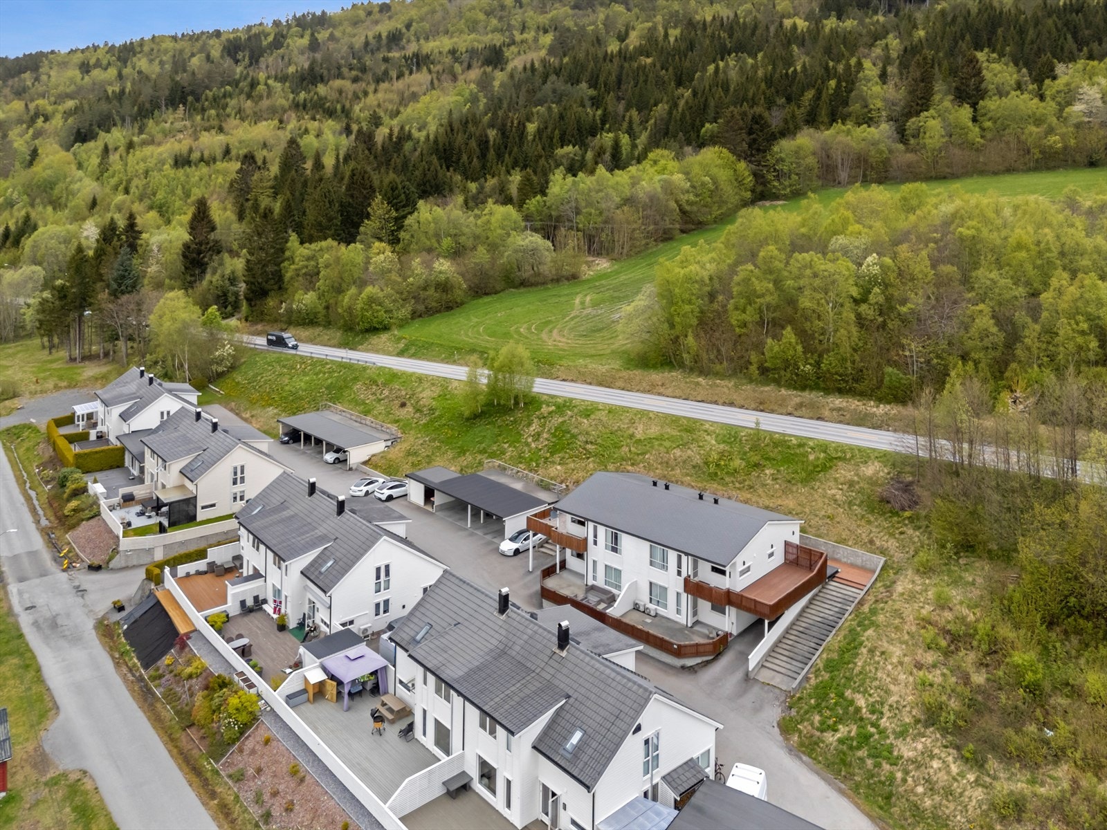 Eiendommen ligger i et rolig og etablert boligområde, med kort gangavstand til skole og barnehage. Galleribilde