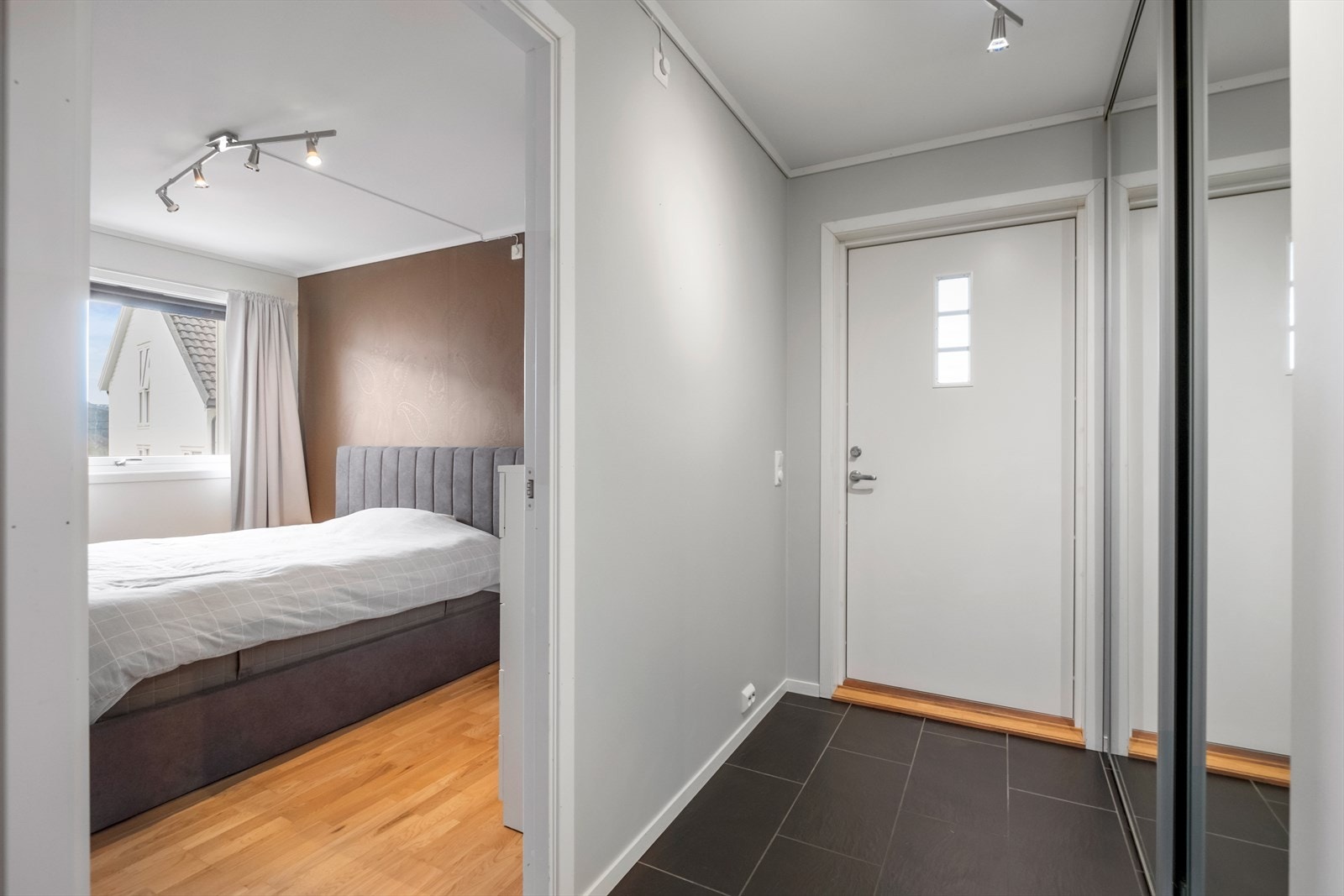 Flislagt gang med skyvedørsgarderobe. Galleribilde