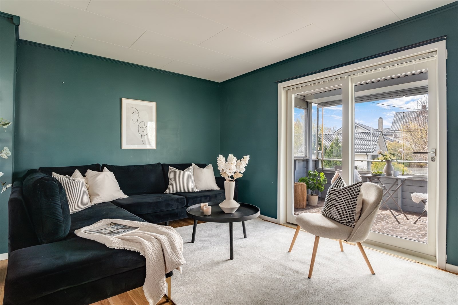 Tiltalende stue med god plass til sofa, samt en har store vindusflater som gir godt med naturlig lysinnslipp. Galleribilde