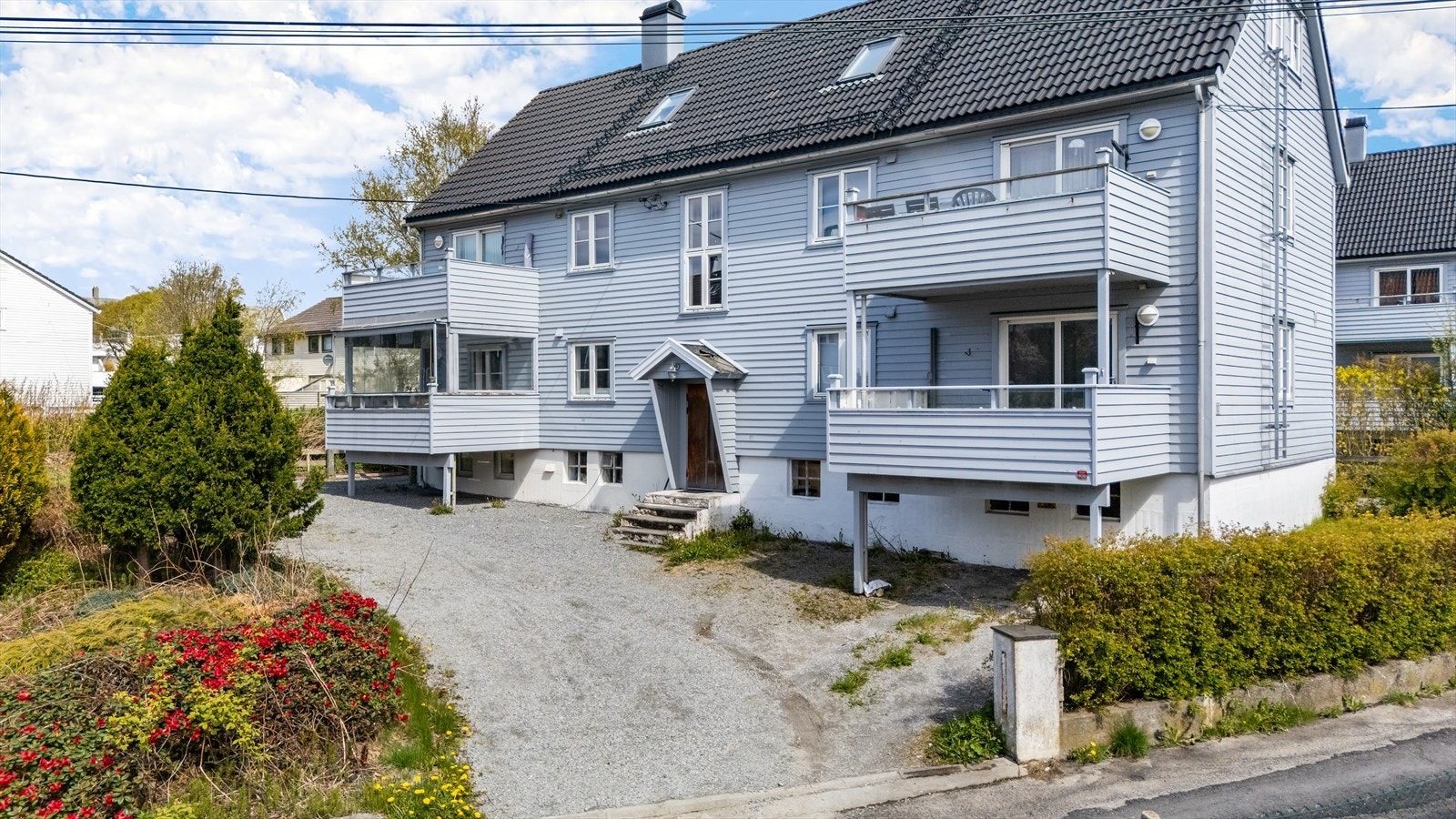 Leiligheten ligger enkelt til i 1.etg med noen få trappetrinn fra felles inngangsparti. Galleribilde