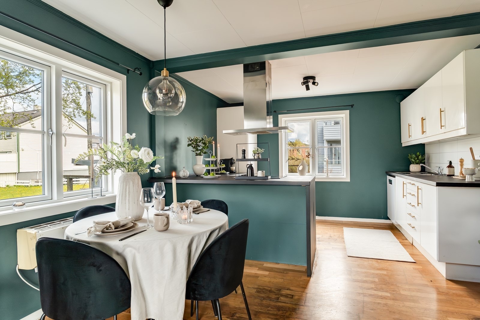 Stue har åpen løsning til kjøkken som gjør det enkelt for deg å underholde dine gjester under middagsforberedelsene. Galleribilde