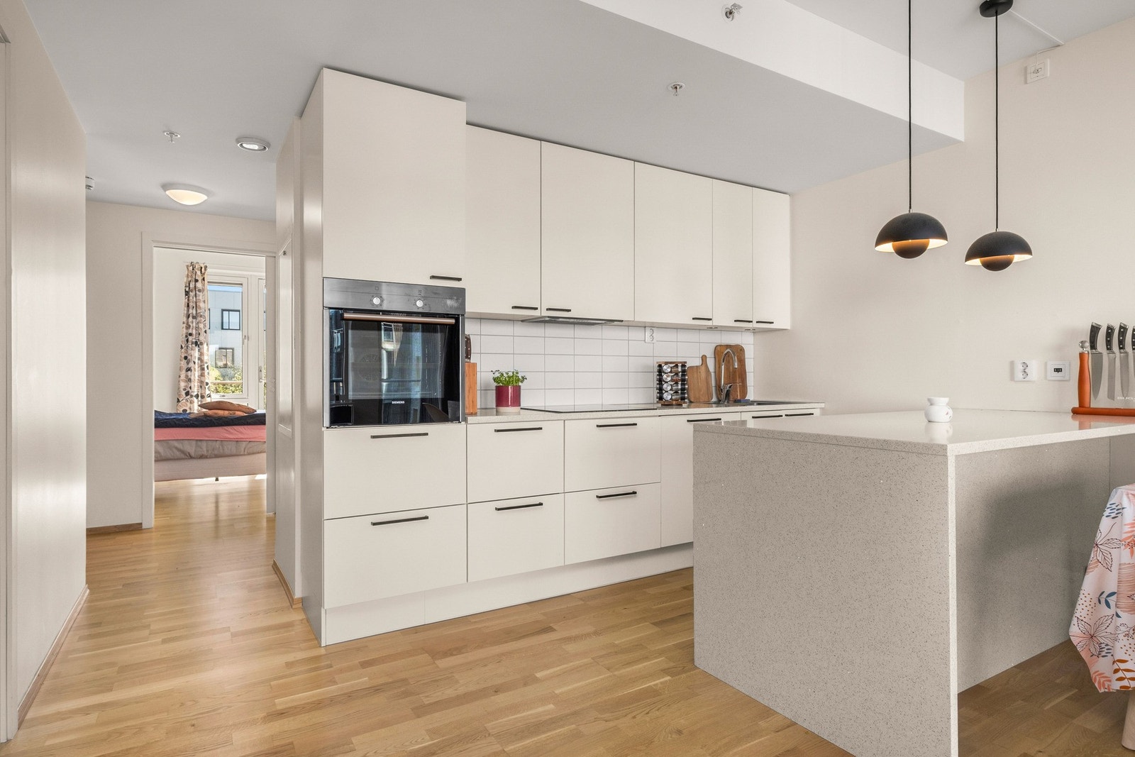 Kjøkkenet er fra JKE Design, med bl.a eksklusiv benkeplate i støpt stein (Blanco Stellar Silestone). Galleribilde