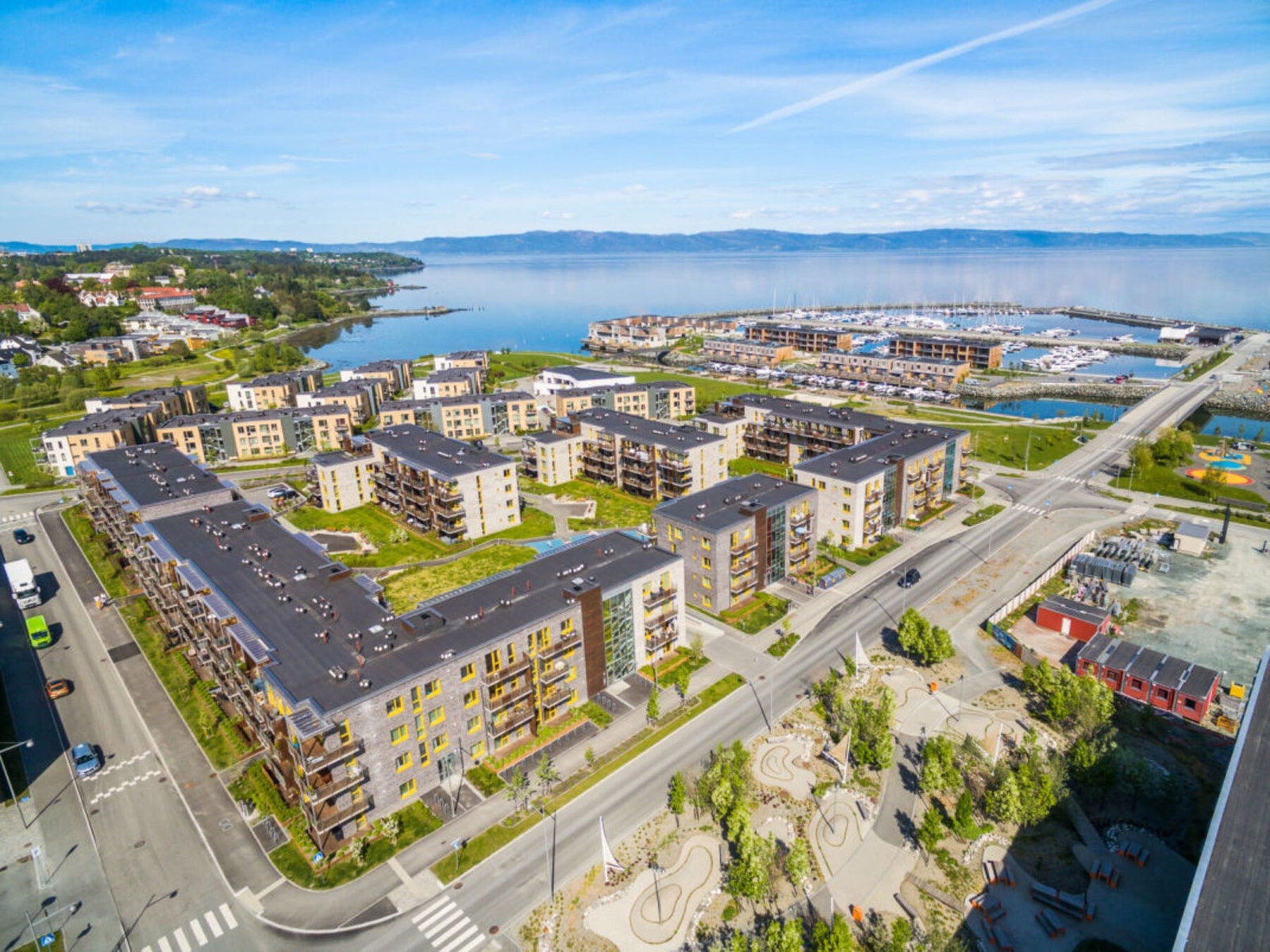 Boligen ligger fint til og har korte avstander dagligvarebutikker, strender m.m Galleribilde