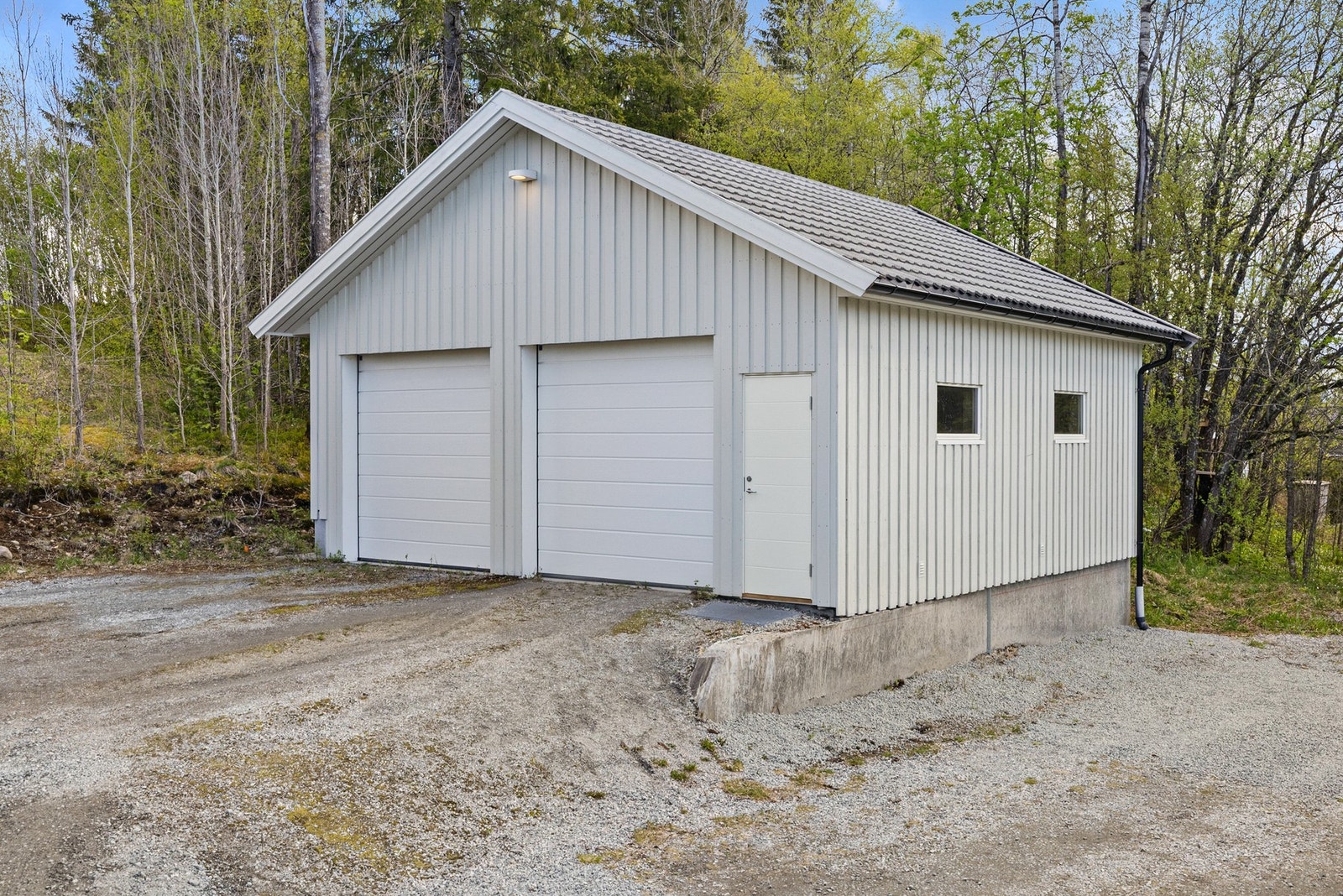 Praktisk og isolert dobbelgarasje med lagerhems Galleribilde