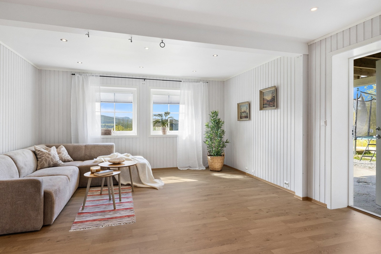 Lys og innbydende kjellerstue med direkte tilkomst til hagen Galleribilde
