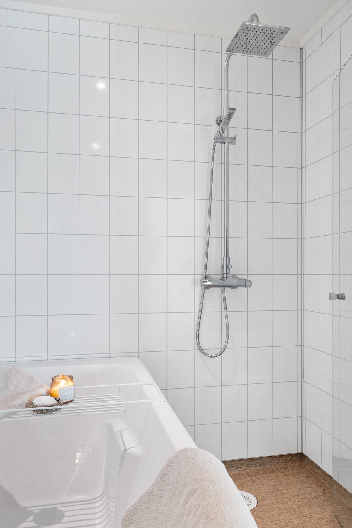 Praktisk løsning med både dusj og badekar Galleribilde