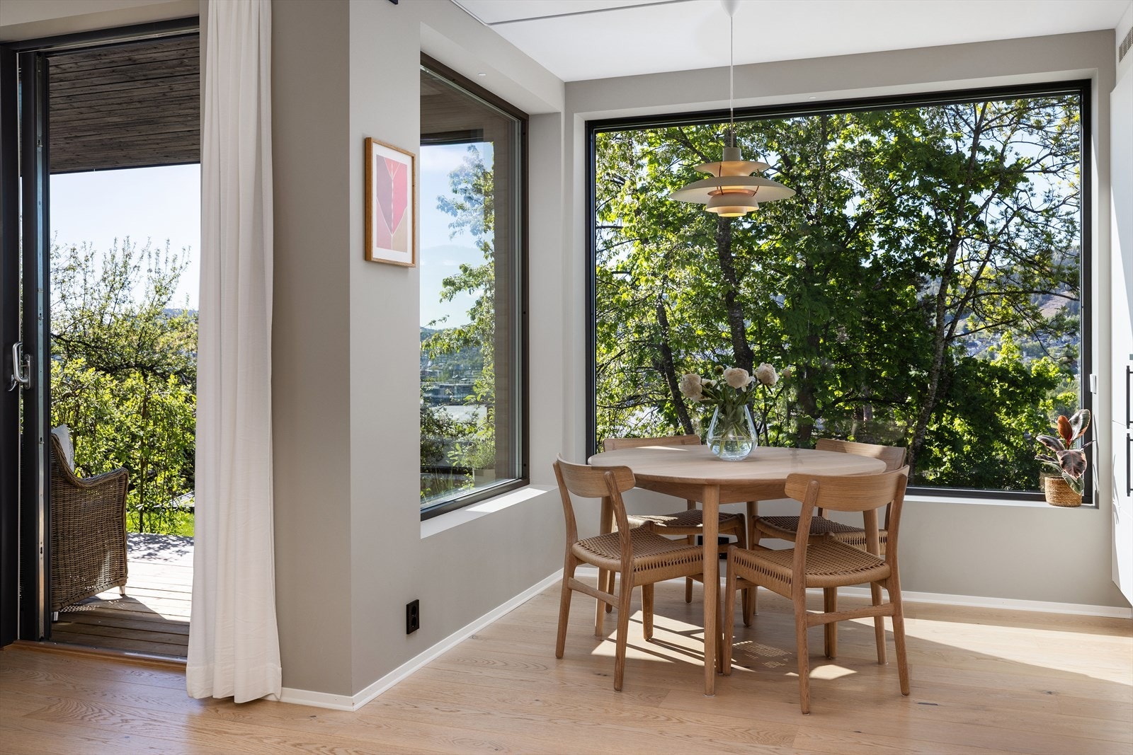 De store glassflatene gir rikelig med dagslys og gir en flott åpenhet mot omgivelsene. Galleribilde