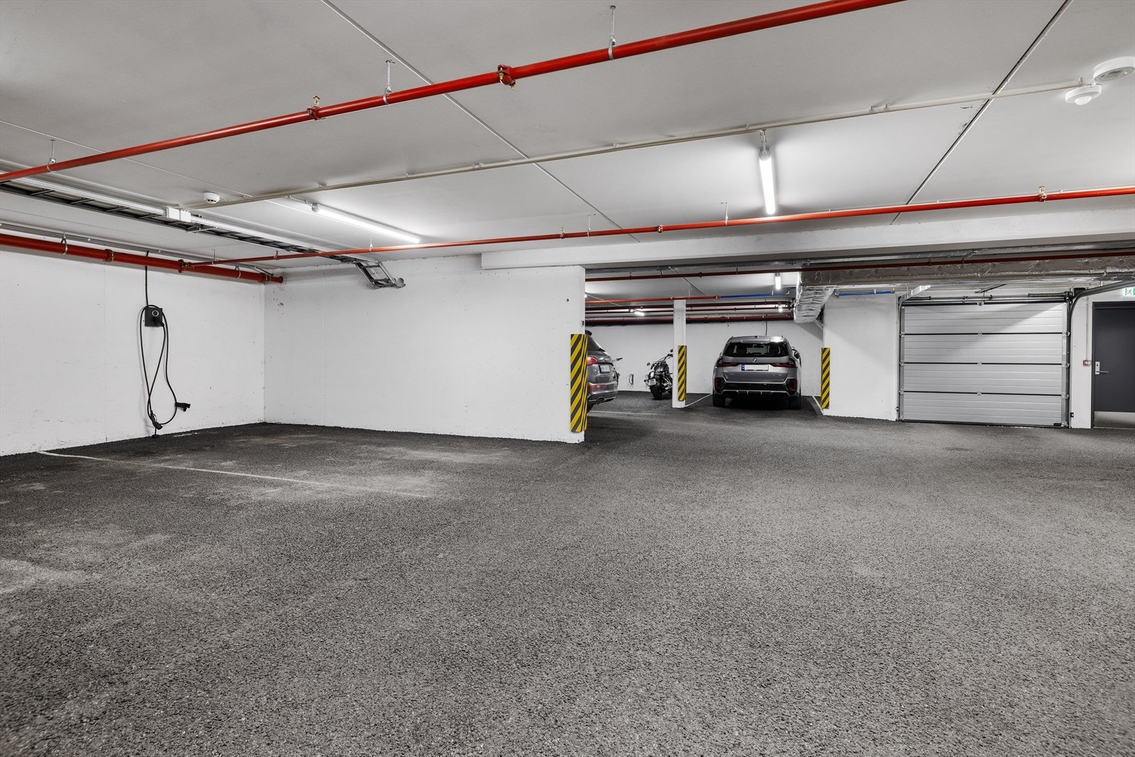 Fast garasjeplass medfølger i felles garasjeanlegg. Galleribilde
