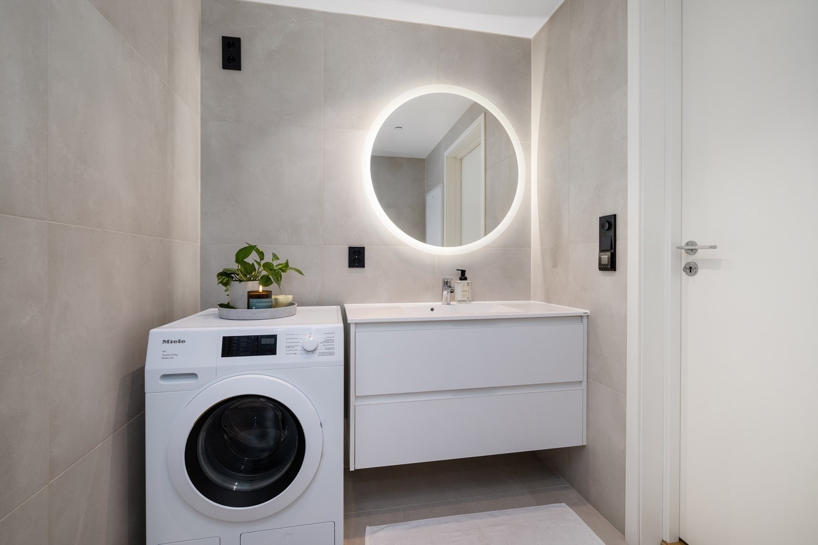 Delikat bad med strøken standard, 60x60 flis, behagelig gulvvarme og diskret downlightsbelysning. Galleribilde