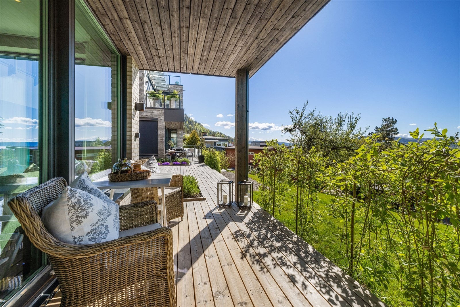 Takoverbygd terrasseplatting på ca. 9 kvm med sol og utsikt. Galleribilde
