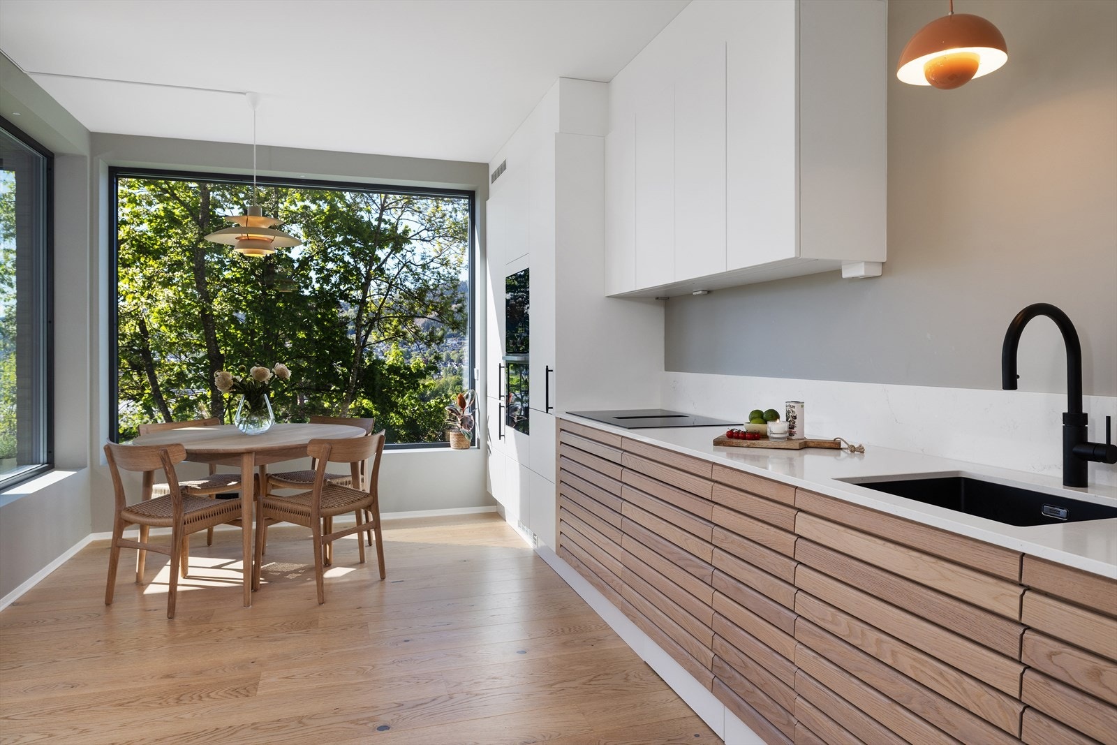 Den helintegrerte løsningen gir et minimalistisk og ryddig preg, mens benkeplaten i stein er solid til daglig bruk uten at det går på kompromiss med designet. Galleribilde