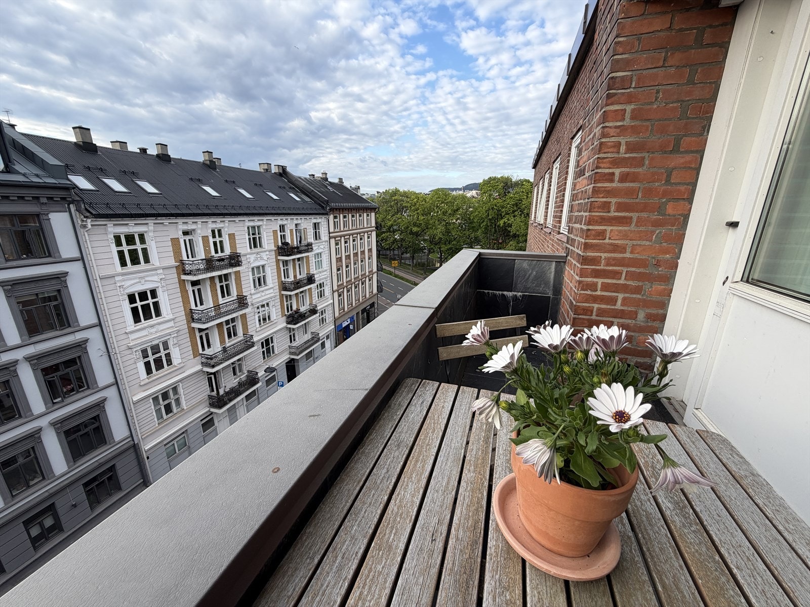 Skjermet balkong med lite innsyn. Her kan du nyte morgenkaffen! Galleribilde