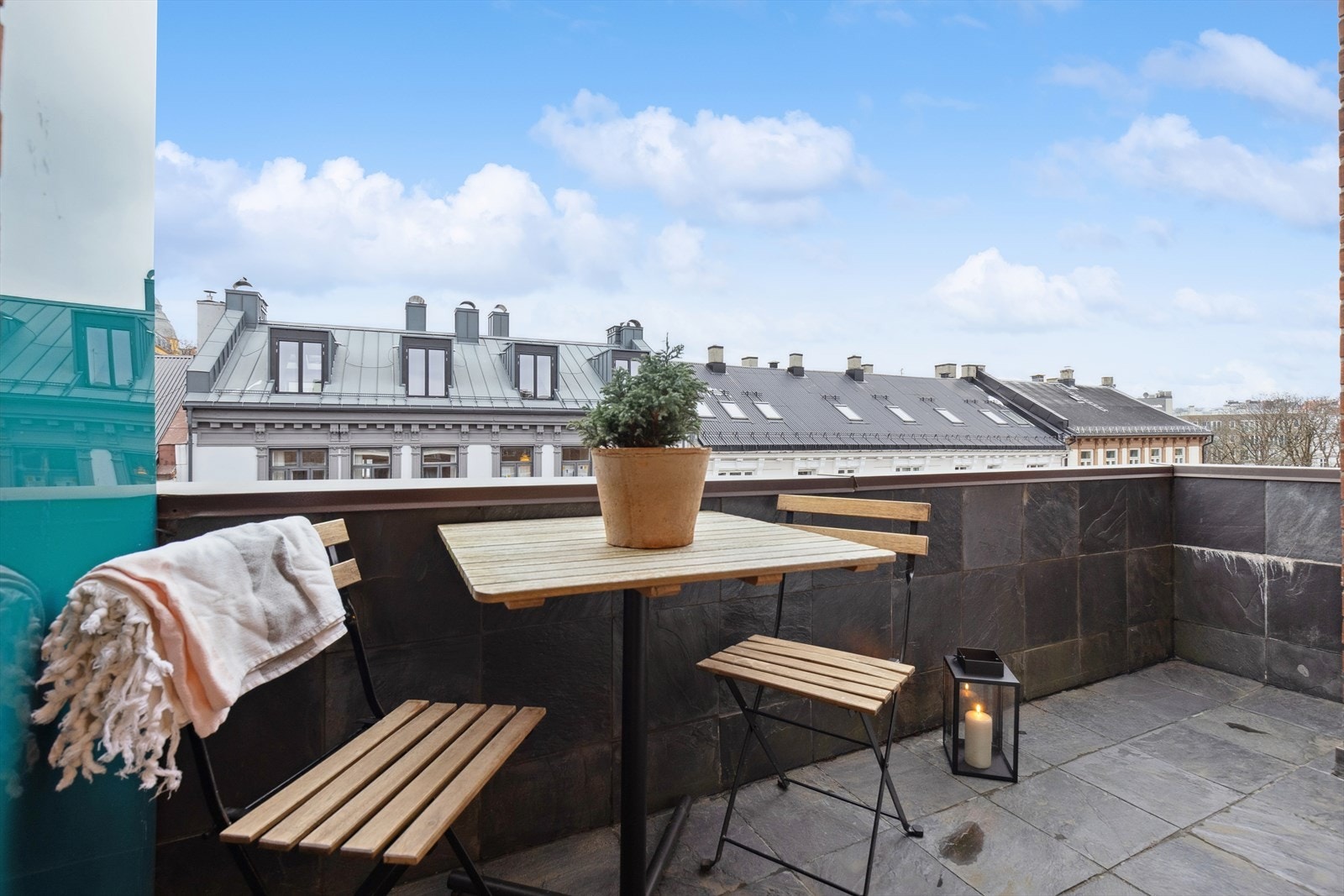 Her er det god plass til sittegruppe - et privat uteområde midt i byen. Galleribilde
