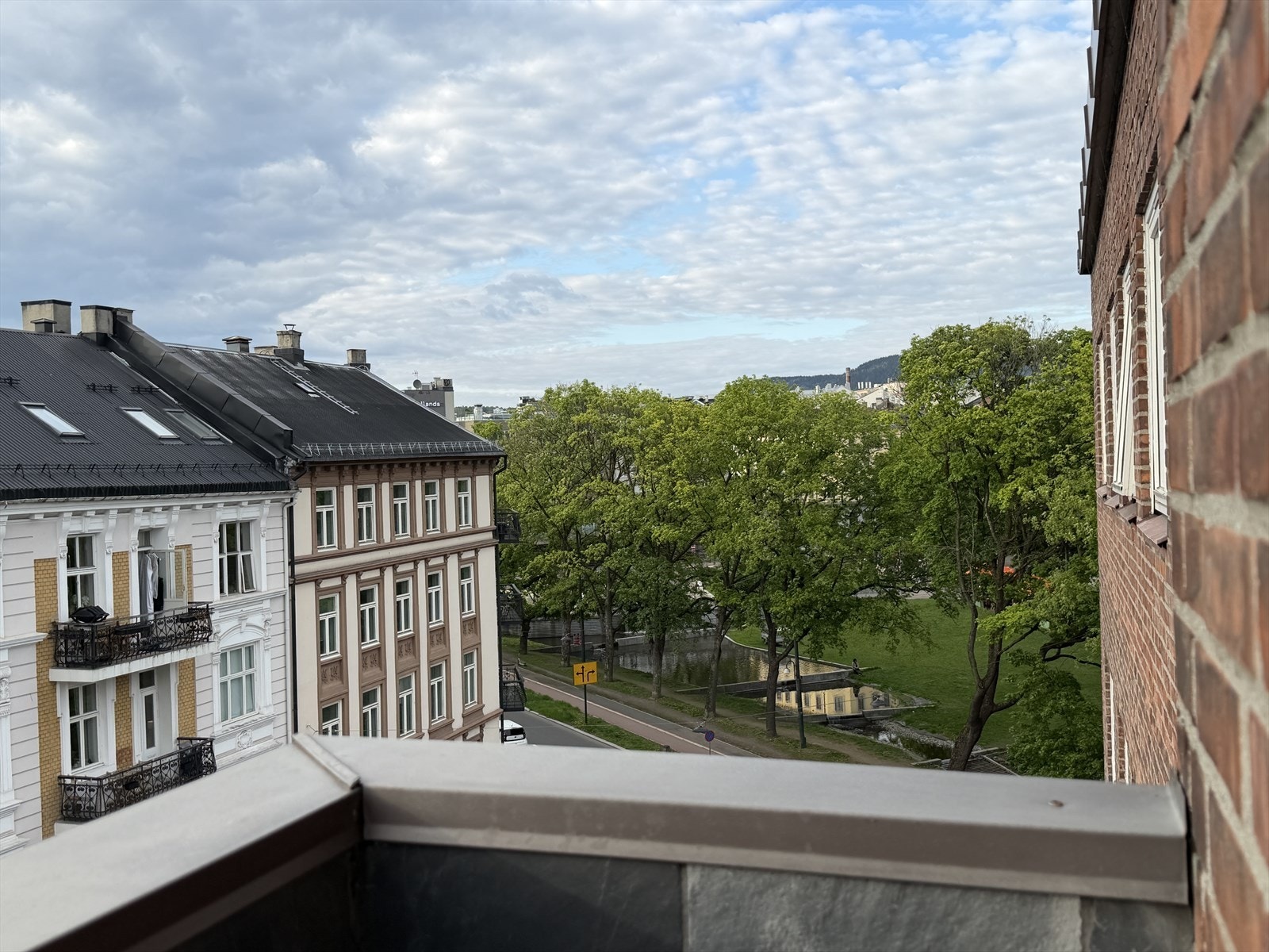 Hyggelig utsyn mot Alexander Kiellands plass - et av byens mest levende områder. Galleribilde