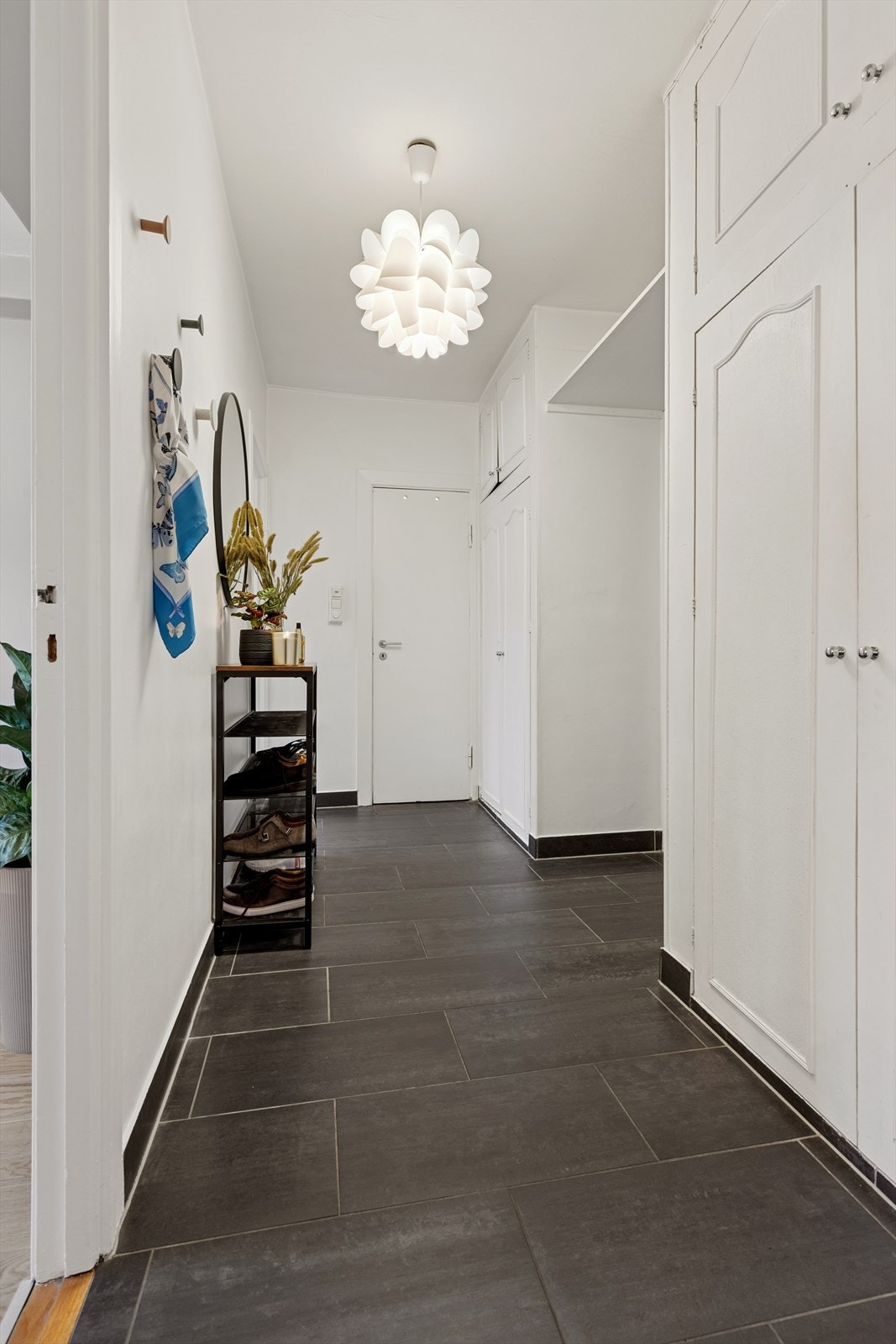 Romslig entré med god oppbevaringsplass i skap, og plass til å henge fra sko og yttertøy. Galleribilde