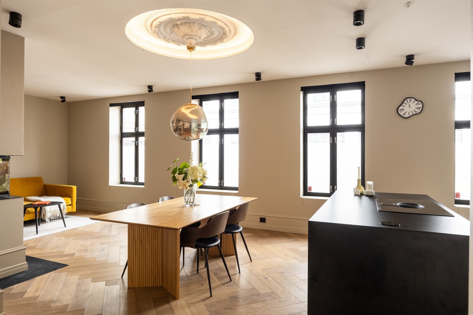 Store vindusflater slipper inn rikelig med naturlig lys. Galleribilde