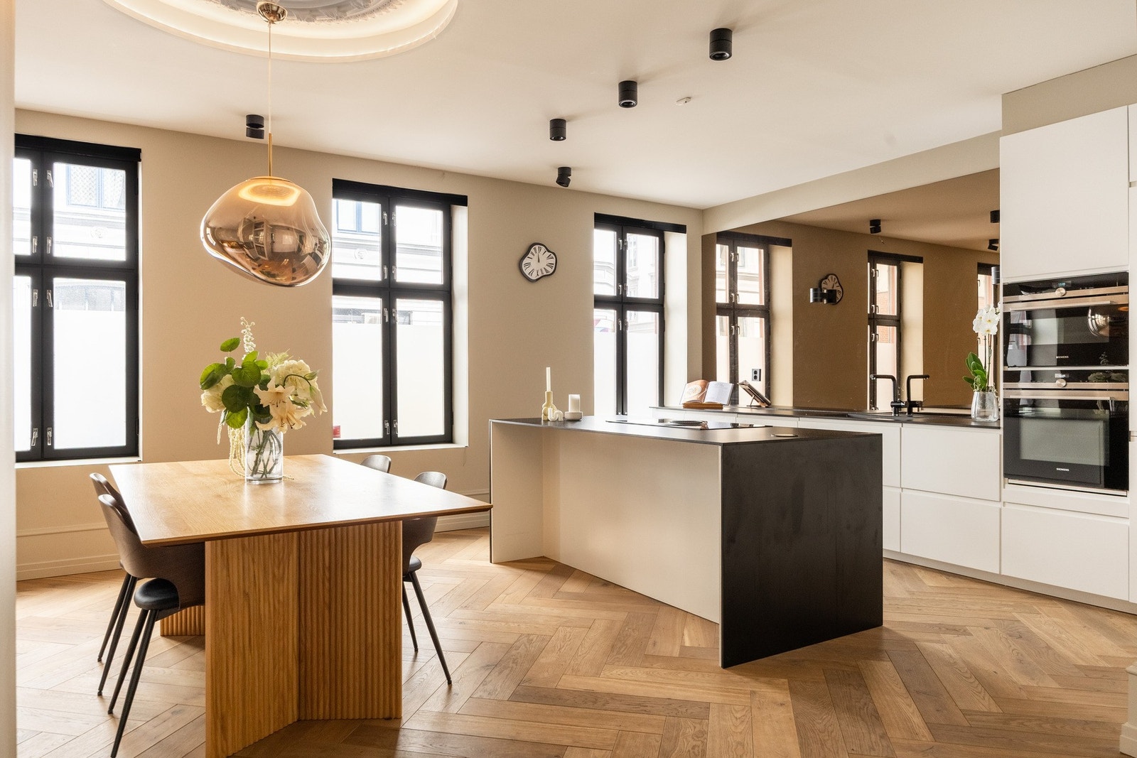 Leiligheten har moderne standard etter oppussing i 2019. Galleribilde