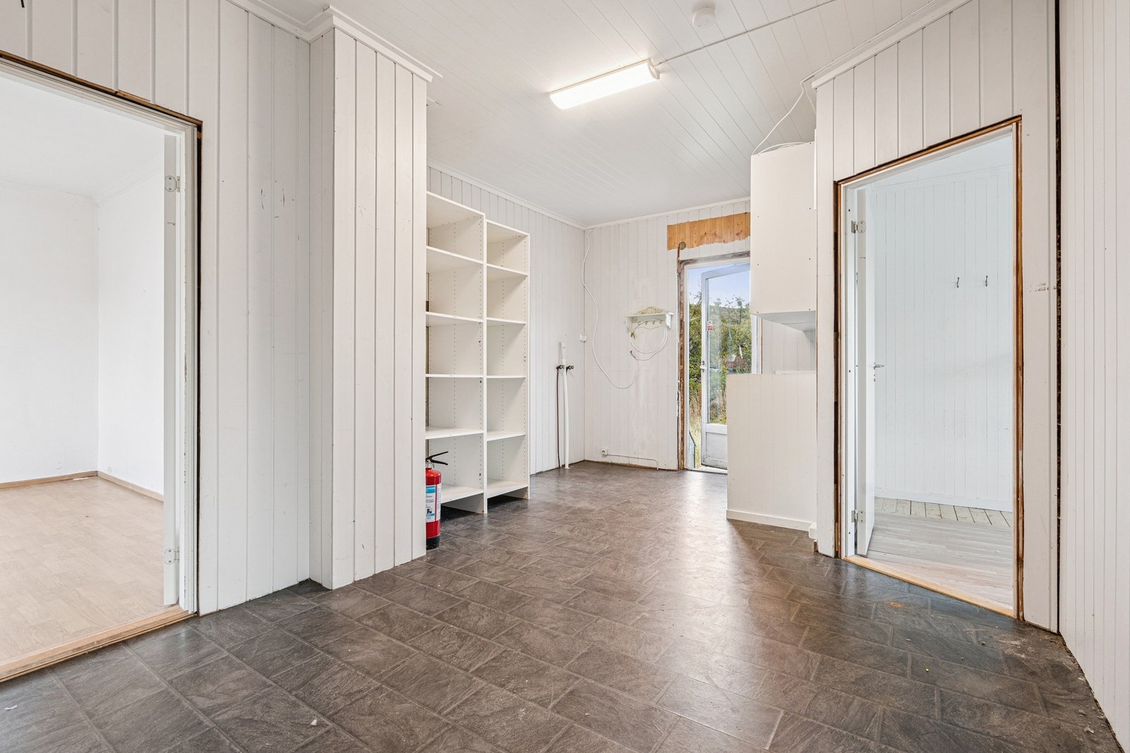 Velkommen inn! lys og romslig gang. Galleribilde
