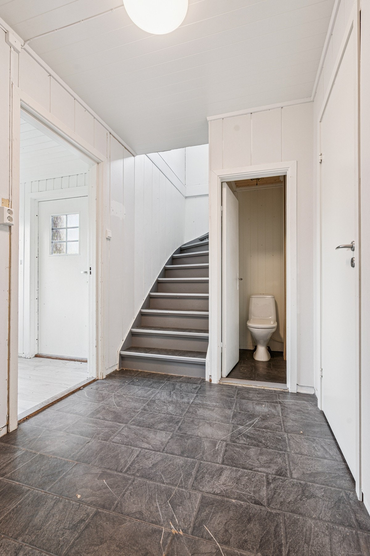 1. etasje inneholder boligens 4 soverom og et toalettrom. Galleribilde