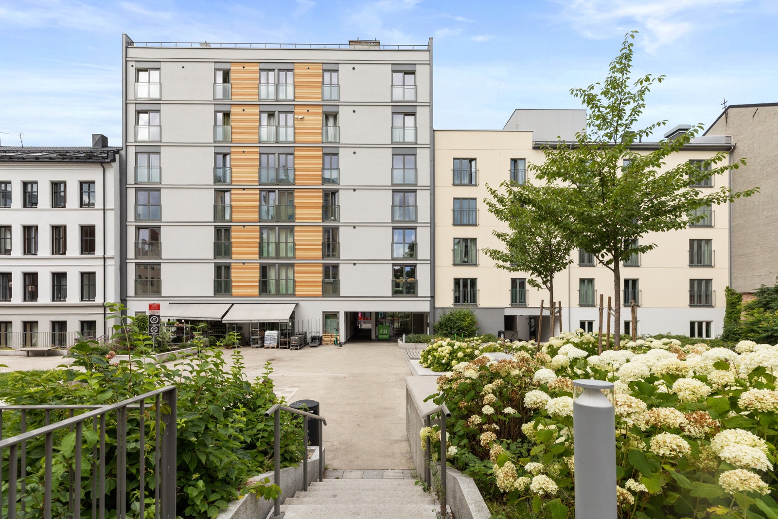 Fasade, bak Galleribilde