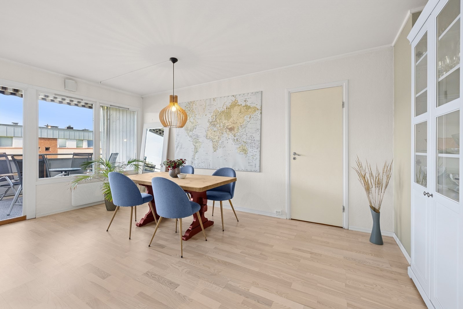 De store vinduene, sammen med terrassedøren, gir rommet rikelig med naturlig lys og skaper en luftig atmosfære. Galleribilde