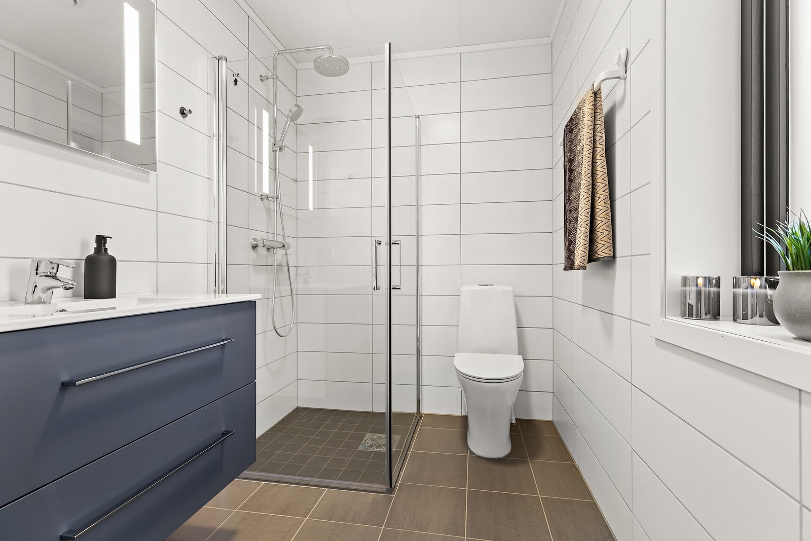 Bad i 2. etg med regnfallsdusj og baderomsmøbel fra Linnbad og Porsgrund. Galleribilde