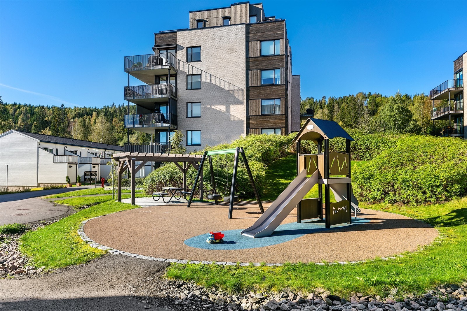 Trygge lekeplasser som samler nabolaget og gir barna gode uteområder. Galleribilde