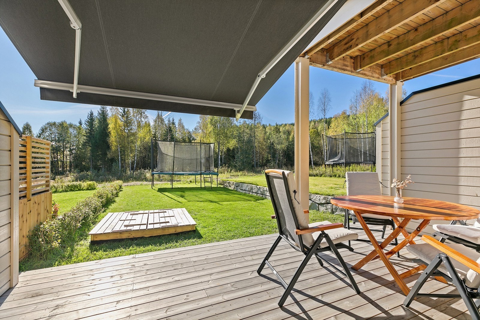 Stor markise er montert av eier over platting for super solskjerming på varme dager. Plass til sittegruppe og f. eks en grill til hyggelige måltider sommerstid. Galleribilde